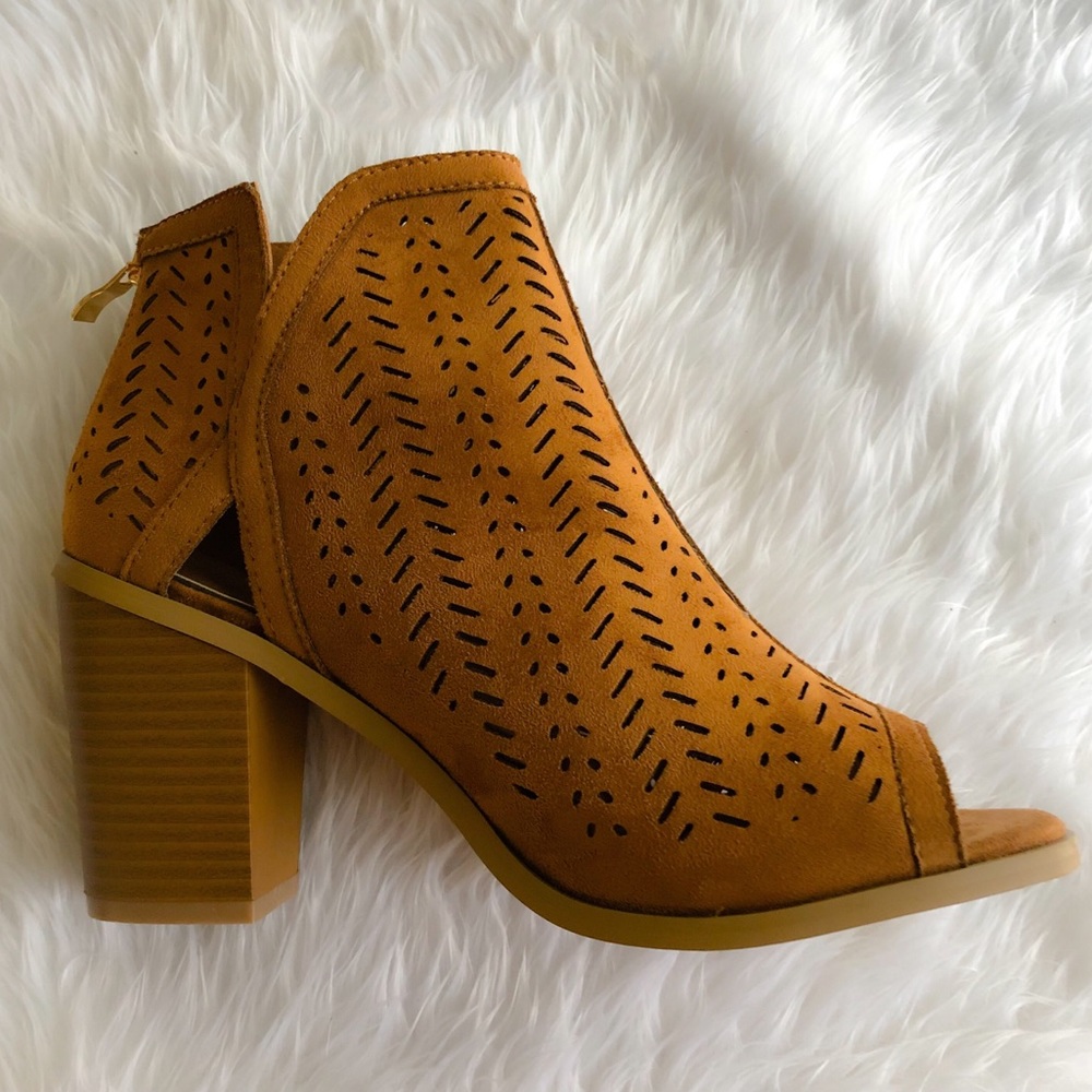 🎁 🎉2X HP🎉 NWT Perforated Suede Booties - Picture 3 of 3